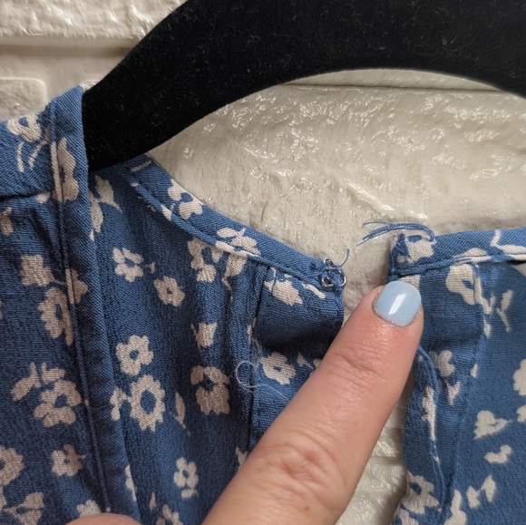 231- Rails Floral Blue Romper(Issue) As Is Reflecting The Price - Picture 4 of 6